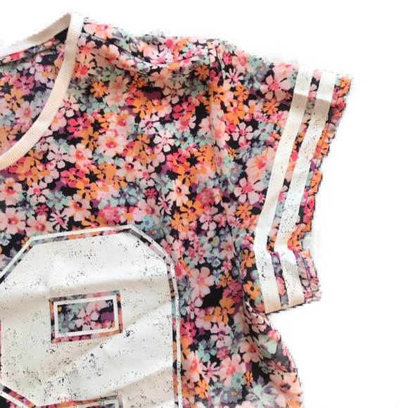 🍁 Distressed Jersey Floral Crop Top from Decree - Picture 3 of 6